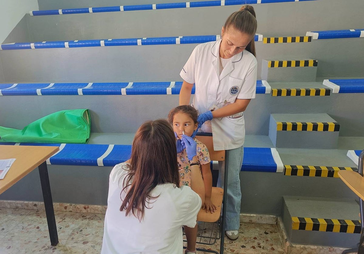 Una niña recibe la vacuna