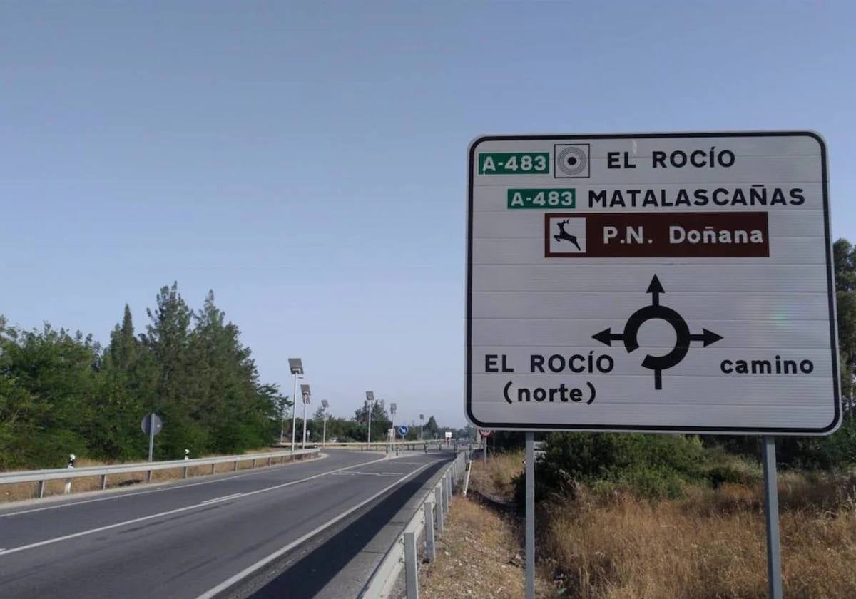 La carretera A-83 entre Almonte y El Rocío