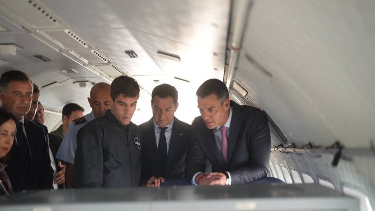 Pedro Sánchez y Juanma Moreno visitando las instalaciones del CEUS