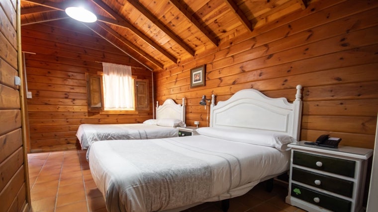 Interior de una cabaña de 'La Posada de Cortegana'