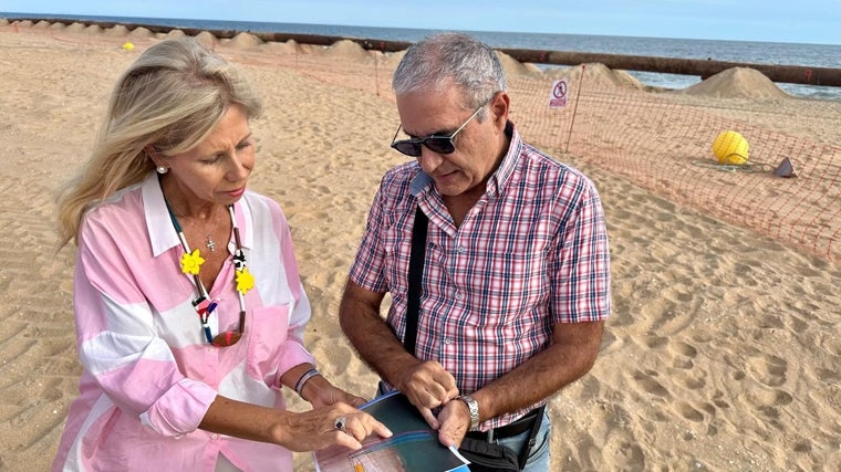 La subdelegada del Gobierno en Huelva, María José Rico, en una visita a la playa de La Antilla