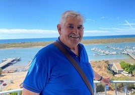 La bonita historia de Alfonso Rodríguez, que ha vuelto a subir al faro de El Rompido 40 años después de haberlo construido