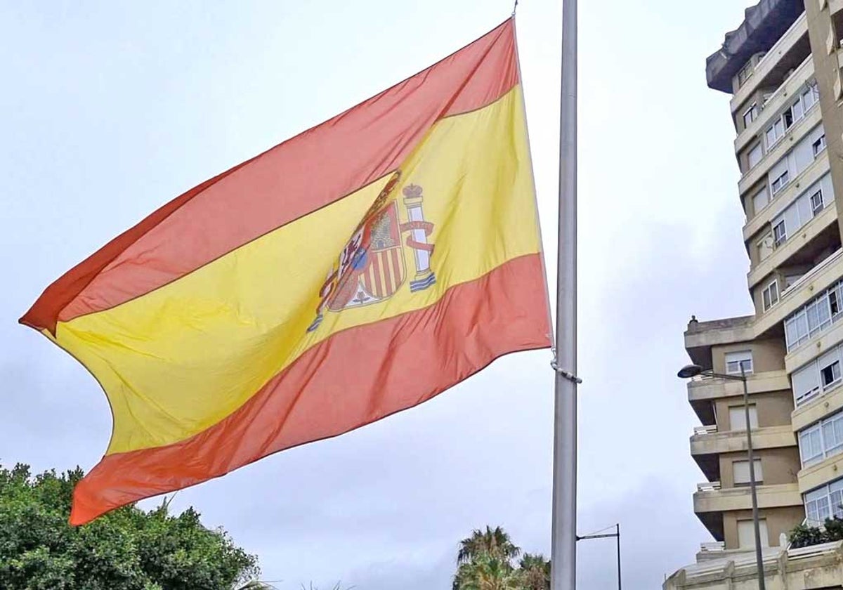La bandera de España ondea en la plaza Doce de Octubre