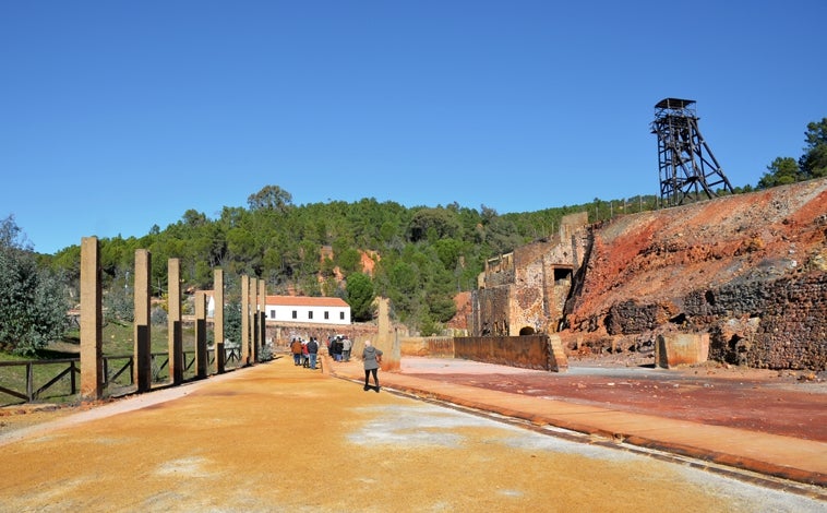 Imagen principal - En este pueblo de Huelva puedes hacer una ruta para visitar una de las minas más bonitas de Andalucía