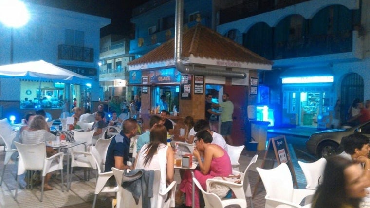 Terraza llena en la plaza del Rastro