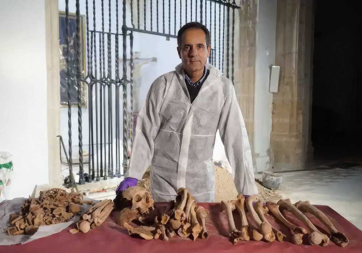 El doctor Lorente durante una exhumación