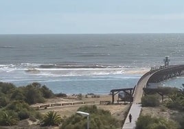 El nivel de la marea preocupa a un vecino de Isla Cristina: «¿Nos quedaremos sin playa este invierno?»