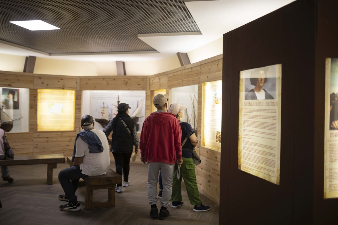 La jornada de puertas abiertas del Muelle de las Carabelas, en imágenes