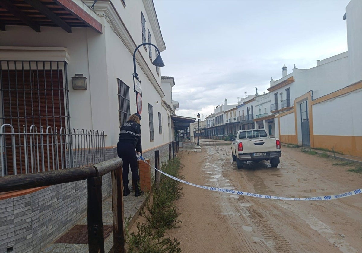 Una de las calles cortadas en El Rocío, en Almonte, tras el paso del temporal