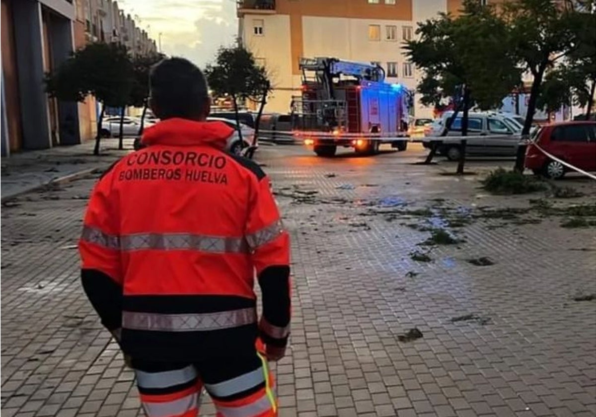 Un bomberos en una de las intervenciones desarrolladas en la provincia