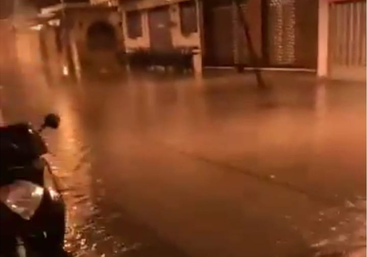 Calle Ancha de Punta Umbría anegada po el agua esta pasada madrugada