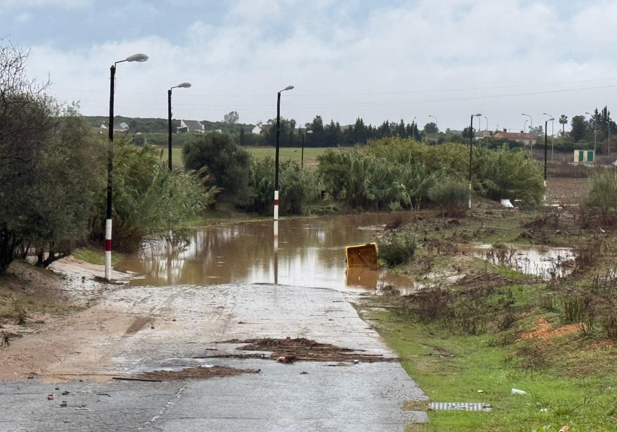 El temporal también ha hecho estrago en este camino rural de Aljaraque