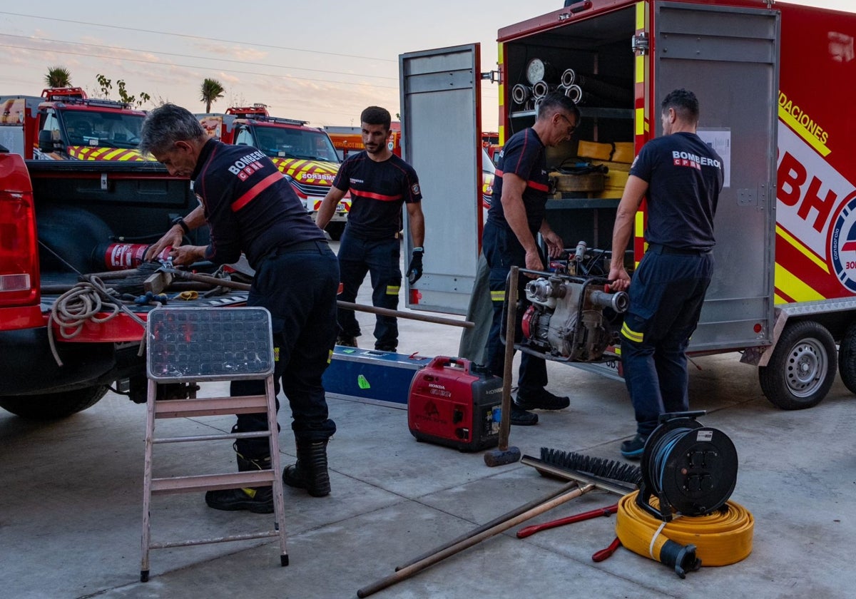 Bomberos de Huelva preparando el material con el que marcharán hasta Valencia