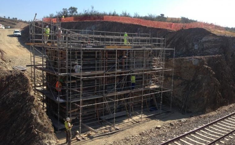 Imagen principal - Diferentes momentos de la construcción de la presa de Alcolea