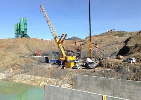 Imagen secundaria 1 - Diferentes momentos de la construcción de la presa de Alcolea