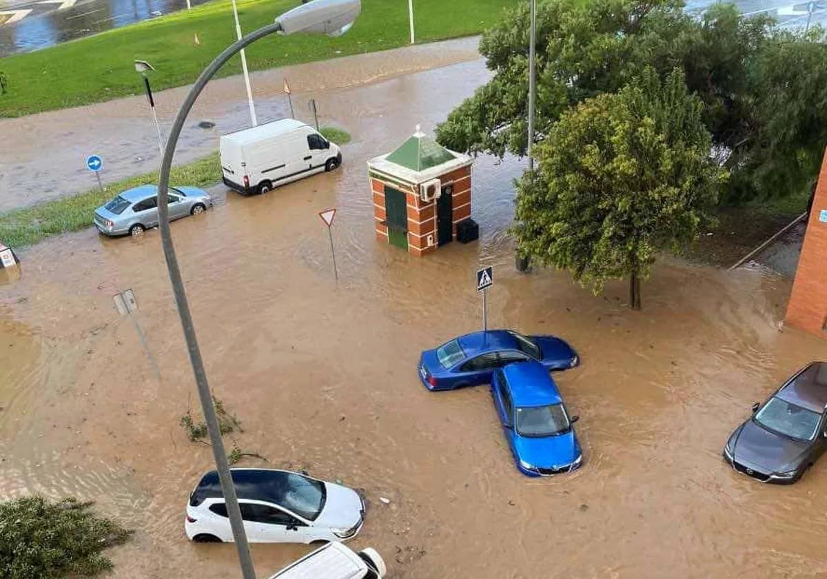 Aspecto de una calle de Huelva inundada