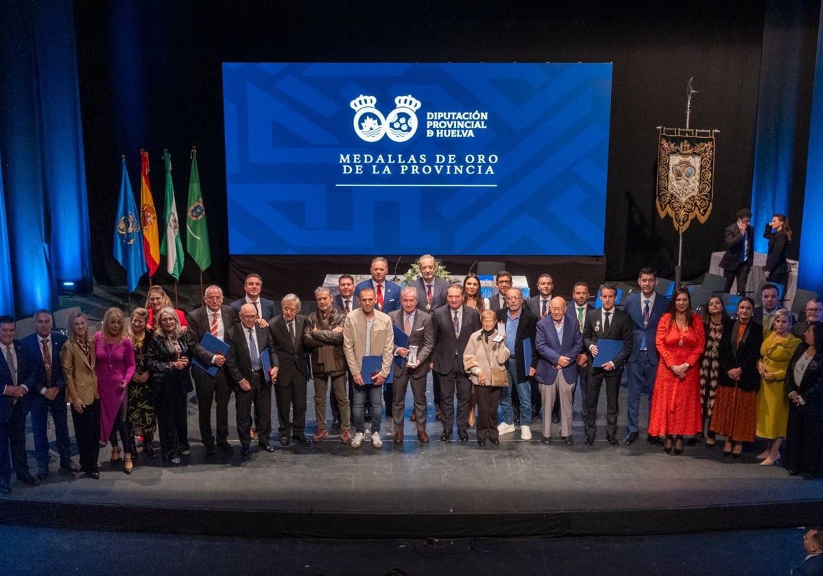 Los galardonados con las Medallas de Oro de la Provincia de Huelva en el teatro de Valverde del Camino