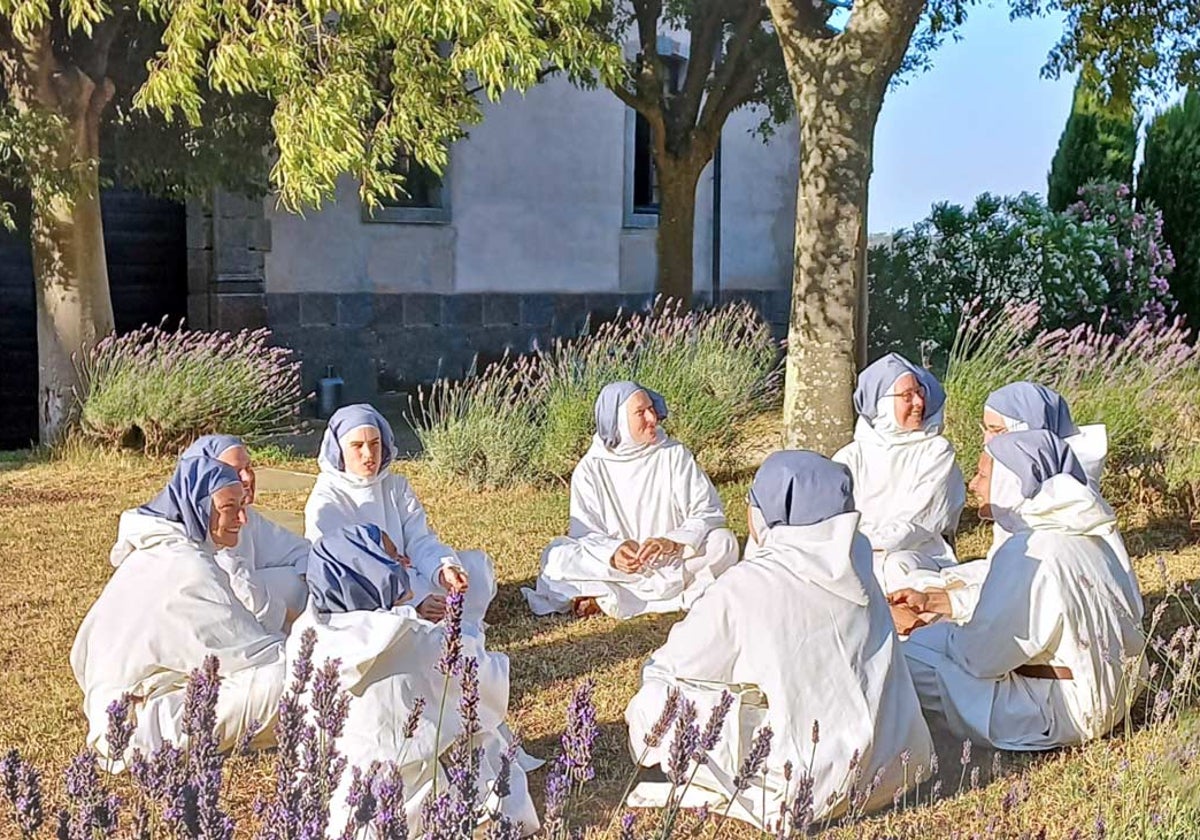 Un grupo de hermanas de la congregación