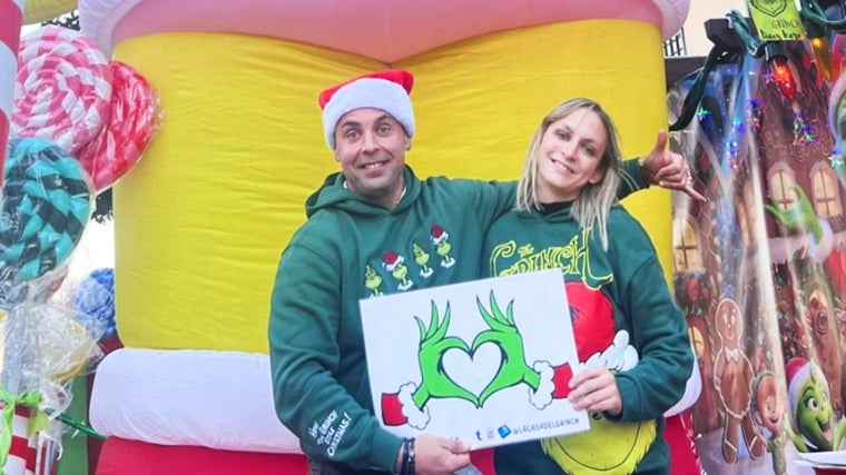 Daniel, el Grinch de Corrales, junto a su mujer Melody
