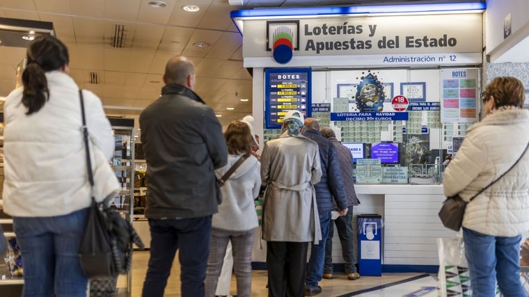 Cola en la administración número 12 de Huelva, en el Centro Comercial Costa de la Luz