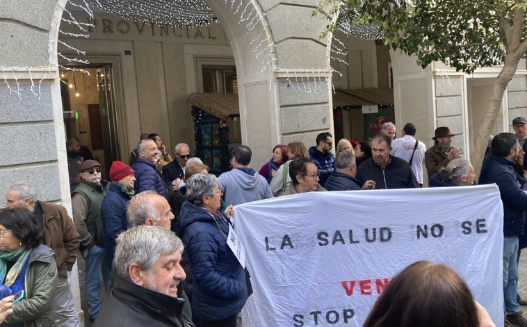 Imagen principal - Imágenes de la protesta de esta mañana ante la Diputación de Huelva