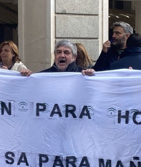 Imagen secundaria 2 - Imágenes de la protesta de esta mañana ante la Diputación de Huelva