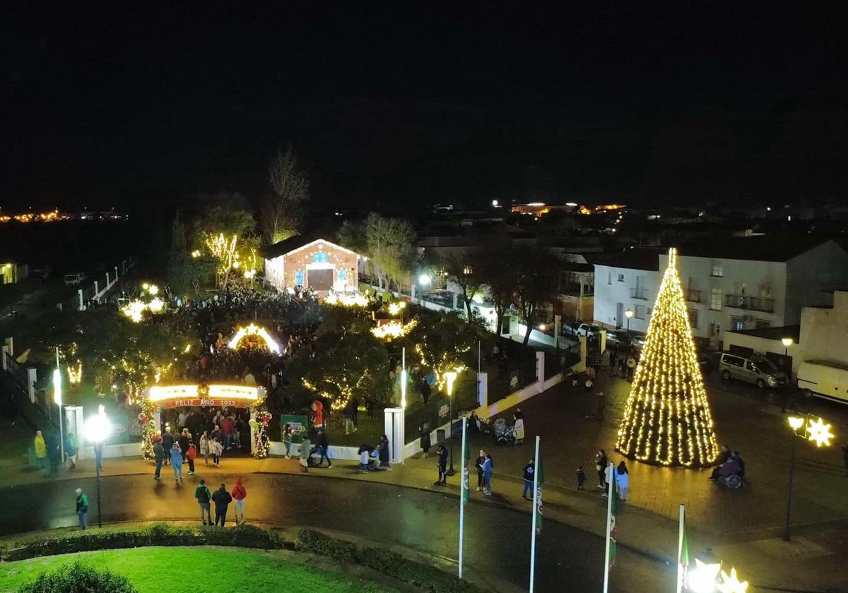 Perspectiva aérea de la plaza navideña de este pueblo de Huelva