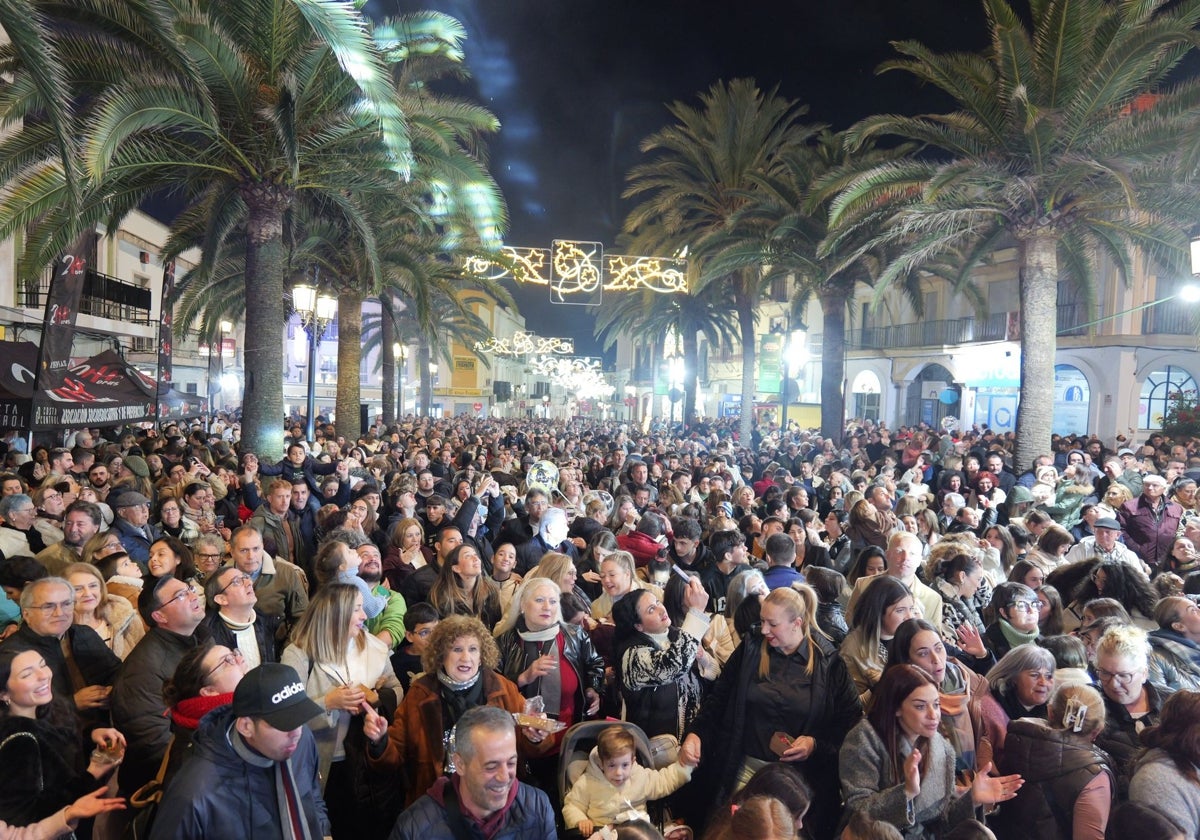 La multitud congregada en la calle Real de Lepe para vivir el adelanto de las campanadas