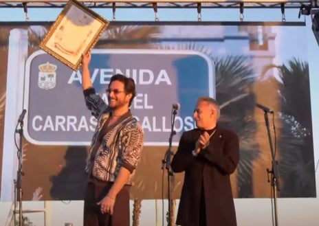 Imagen secundaria 1 - El plato de jamón más grande del mundo, récord Guiness; Manuel Carrasco inaugurando su calle en Isla Cristina y la playa de Cuesta Maneli