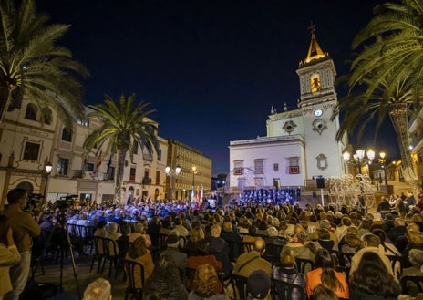 Imagen secundaria 1 - Inauguración de la plaza de la Merced en julio y de la de San Pedro en diciembre, junto al cambio de nombre de Cepsa por Moeve