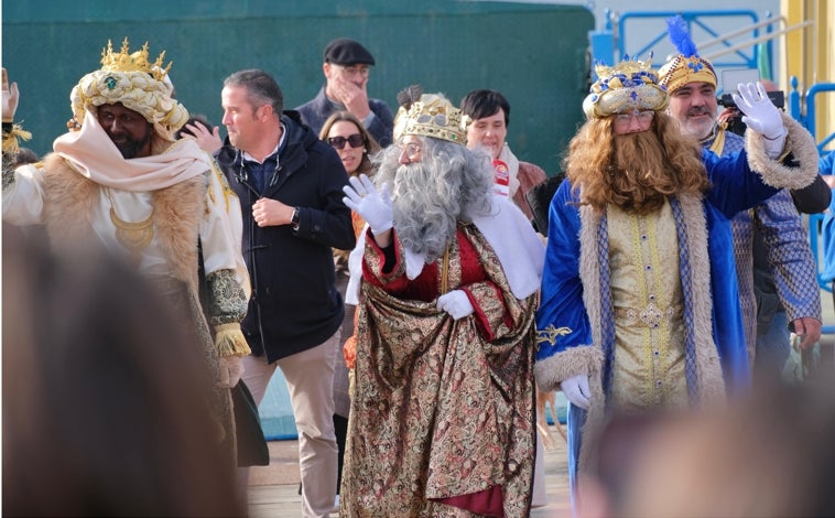 Imagen principal - Sus majestades desembarcaron en el muelle onubense tras visitar el país vecino