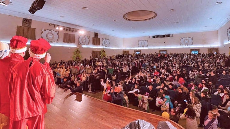 El teatro de Riotinto abarrotado para recibir a los Reyes Magos, que finalmente no hicieron su tradicional recorrido del día 5