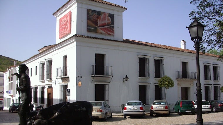 Qué hacer y qué ver en Aracena: un paseo por la Gruta de las Maravillas, su castillo y el Museo del Jamón