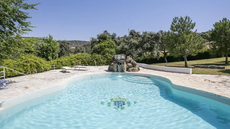 Piscina con el escudo del Betis de este cortijo andaluz ubicado en Zufre