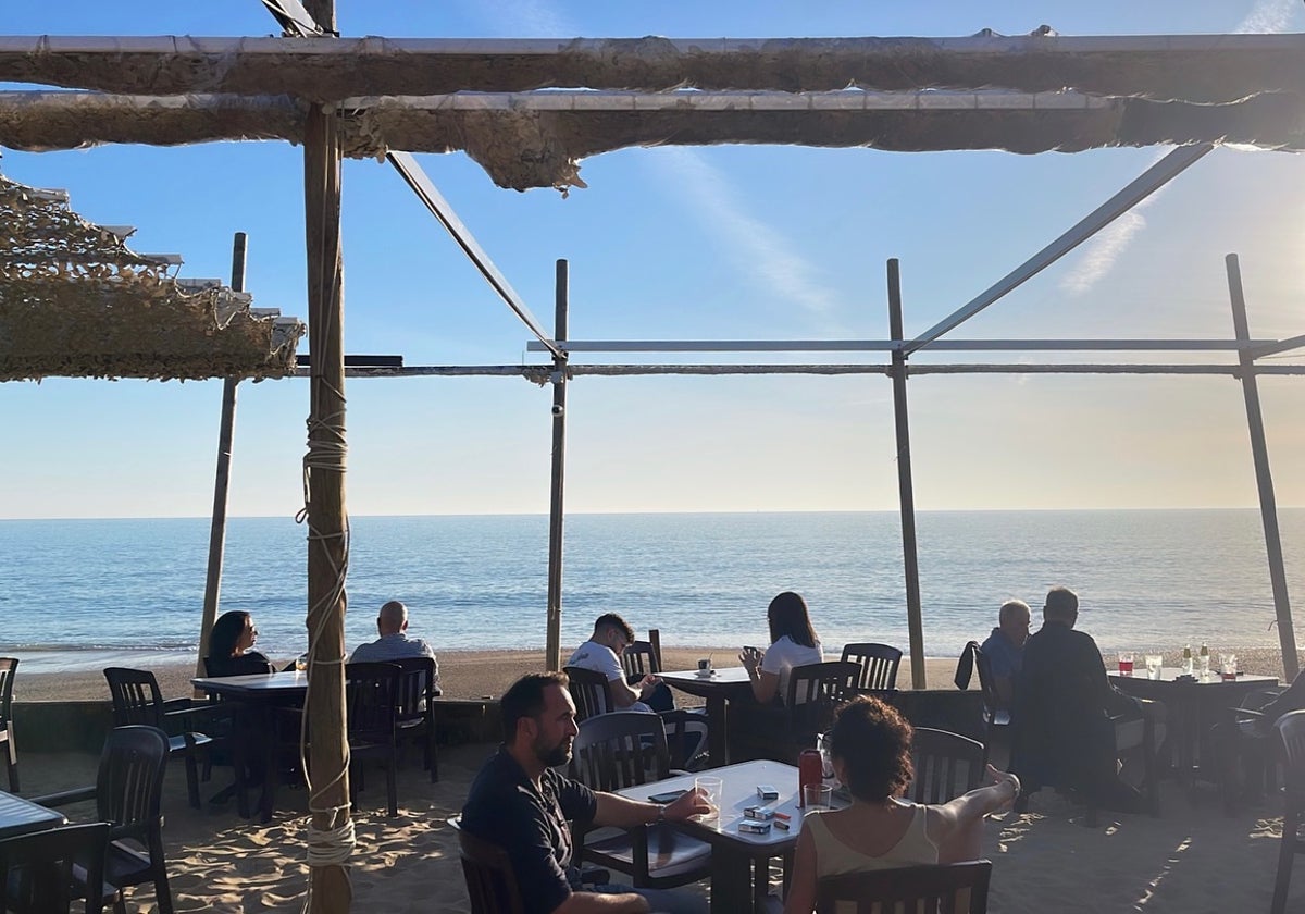 Terraza exterior en el Chiringuito Enebrales-Mirador, en Punta Umbría