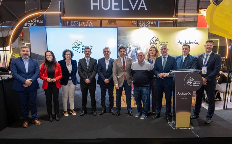 Imagen principal - La Diputación presenta Huelva en Fitur como un destino «sin masificar donde poder disfrutar de todas las experiencias»