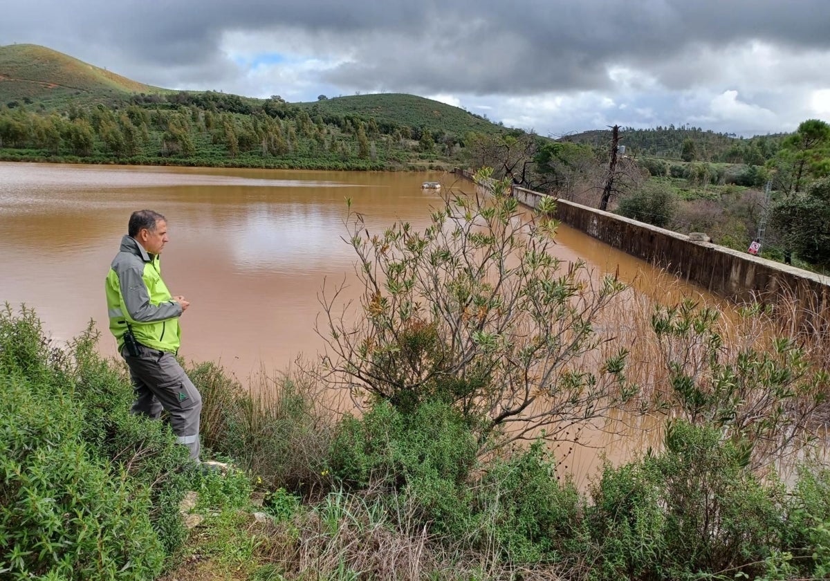 Efectivos de la Agencia de Emergencias de Andalucía revisan los trabajos de desembalse en el pantano Monte Félix-Toril