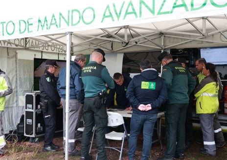 Imagen secundaria 1 - Antonio Sanz, consejero de la Presidencia de la Junta de Andalucía, en el puesto de mando avanzado de Almonaster