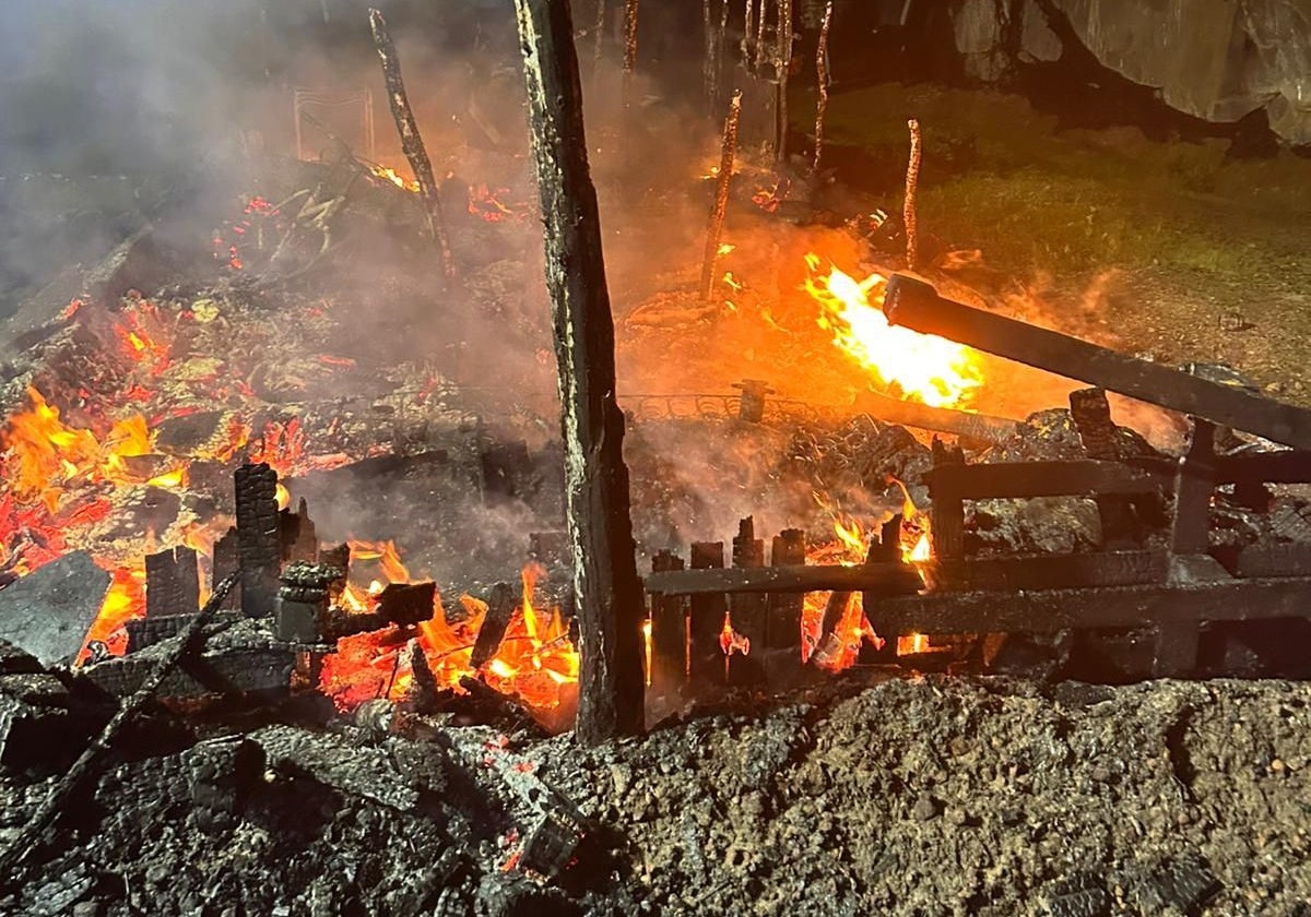 Chabola incendiada en la que murió un hombre de Ghana de 40 años en Lucena