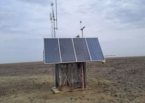 Imagen secundaria 1 - Dos momentos en torno a la caseta hidrometeorológica de las Honduras del Burro