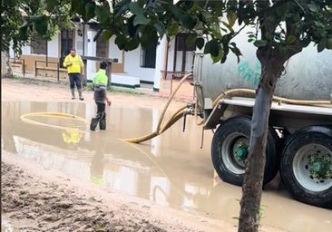 Extraen un millón de litros de agua acumulada en las calles de El Rocío de cara a la Candelaria