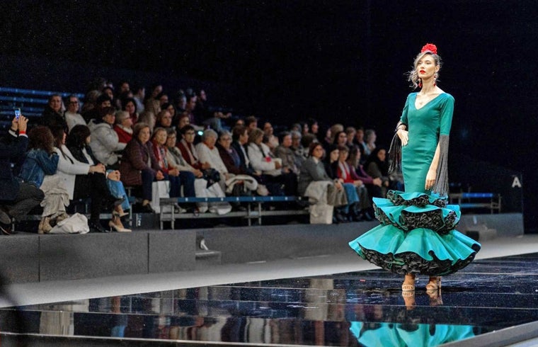 Uno de los desfiles de la muestra de moda flamenca