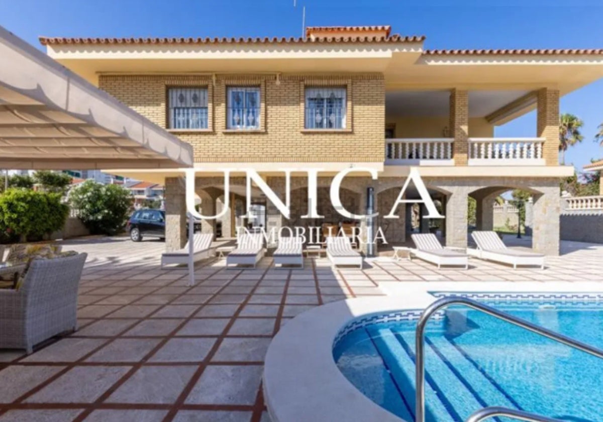 Porche de la vivienda en venta en Punta Umbría, Huelva