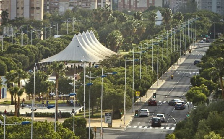 Imagen principal - La avenida Andalucía de Huelva, el Ayuntamiento de Manzanilla y el Hospital Vázquez Díaz de la capital