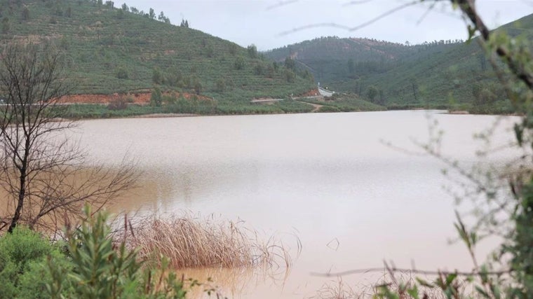 Embalse de Monte Félix-Toril, junto a la aldea de Cueva de la Mora