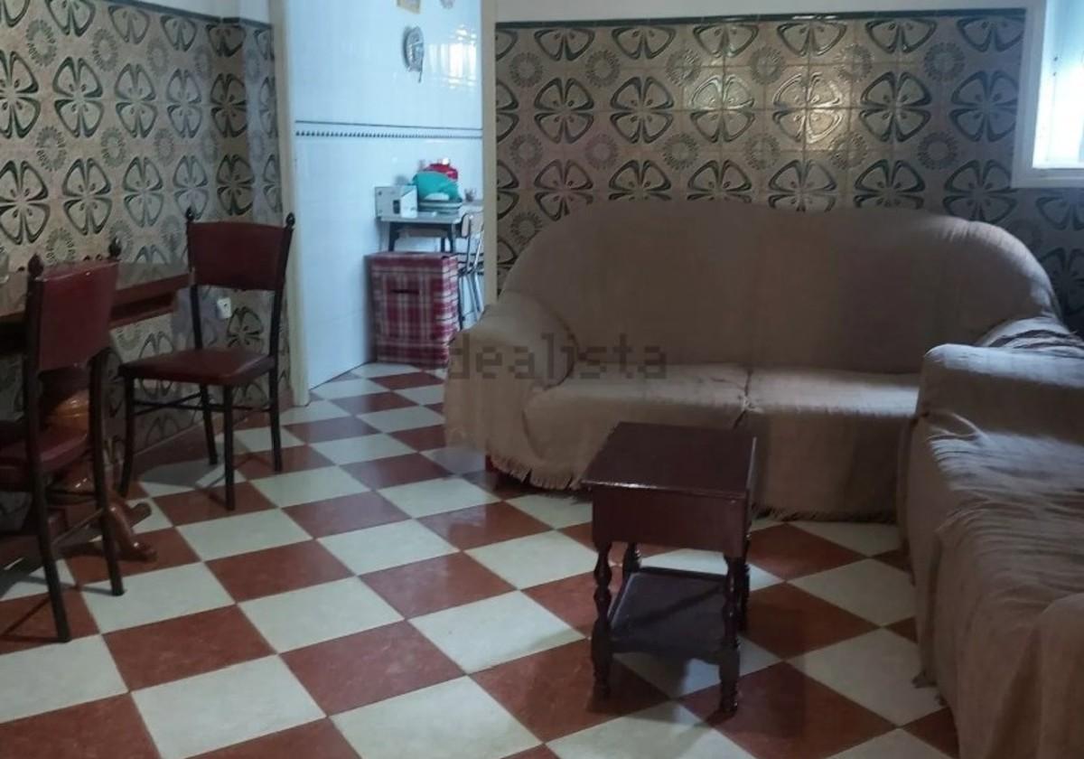 Imagen del salón de la vivienda que está a la venta en Isla Cristina