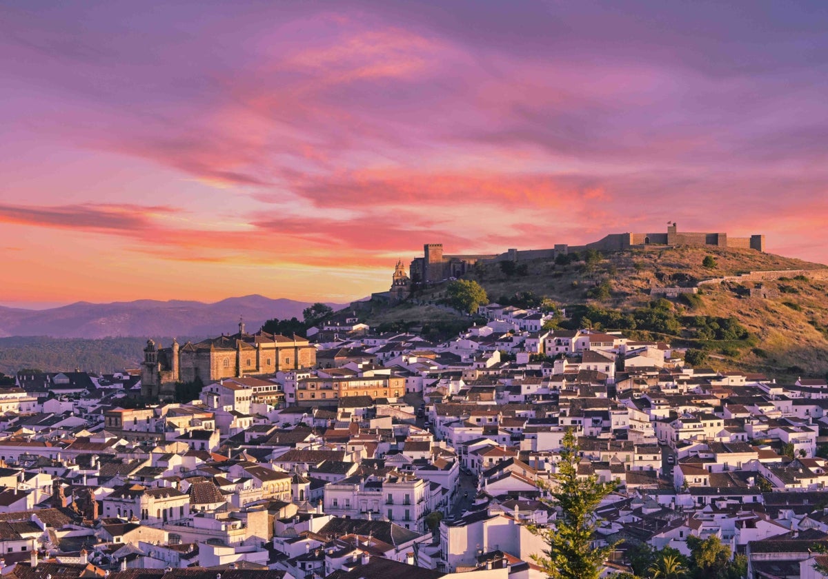 Atardecer en Aracena, uno de los pueblos más románticos de Huelva para una escapada en San Valentín