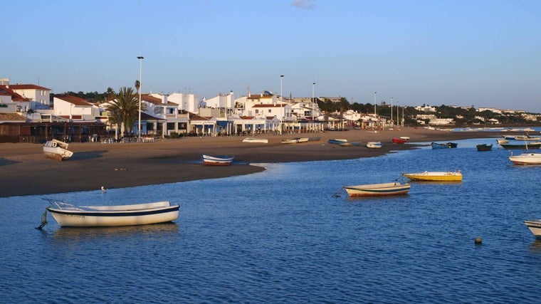 Una de las playas del pueblo de El Rompido