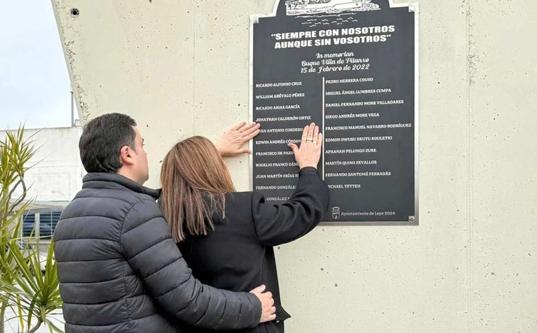 Imagen principal - Arriba, Encarni Villegas, viuda de Juan Antonio Cordero, junto a la placa en recuerdo de las víctimas del 'Villa de Pitanxo'. Sobre estas líneas, dos momentos del homenaje que se rindió a los fallecidos en el puerto de El Terrón