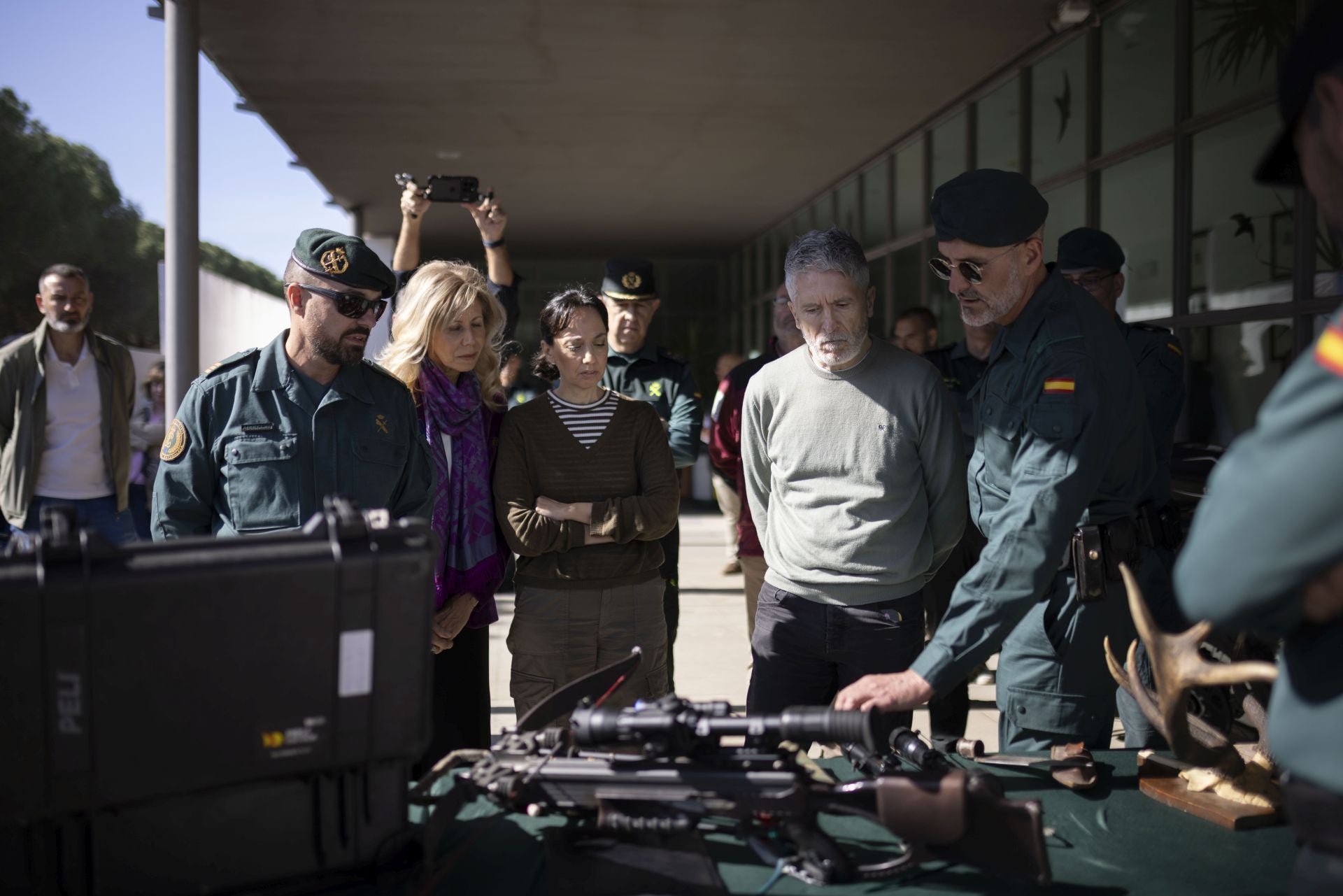 Las imágenes del ministro del Interior en el centro del Seprona de Doñana